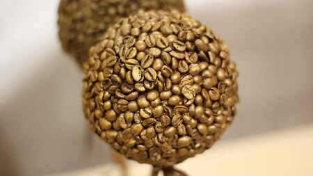 Árbol de la felicidad en granos de café