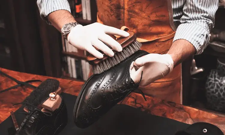 Як правильно доглядати шкіряне взуття?